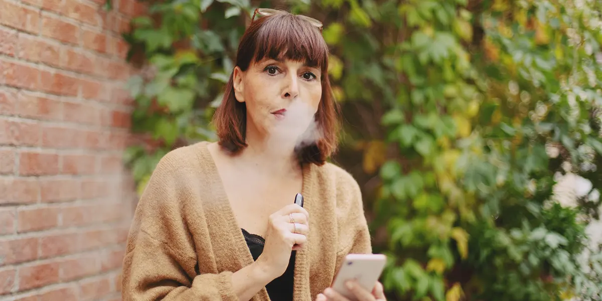 lady is vaping outsite